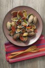Вид сверху на моллюсков с чили и луком-порей на тарелке — стоковое фото