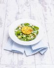 Gebackene Eier auf Salat — Stockfoto