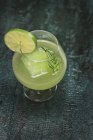 Cocktail avec gin en verre — Photo de stock