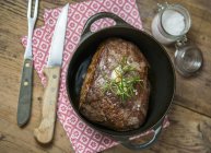 Gebratenes Rindfleisch mit Rosmarin und Knoblauch — Stockfoto