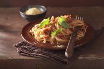 Pâtes spaghetti à la sauce tomate crue — Photo de stock