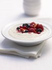 Primo piano vista del porridge con bacche fresche in ciotola — Foto stock
