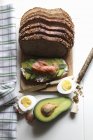 Brot mit Avocado belegt — Stockfoto