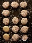 Rosquillas de caramelo con glaseado y espolvoreado de azúcar - foto de stock