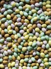 Вид крупным планом цветных мини-пасхальных яиц — стоковое фото