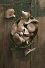 Миска свежих устричных грибов — стоковое фото