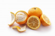 Навпіл і очищені апельсини — стокове фото