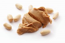Mantequilla de cacahuete con cacahuetes - foto de stock