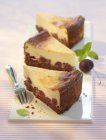 Pastel de queso con chocolate y cereza - foto de stock