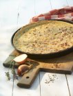 Луковый пирог с беконом в сковородке — стоковое фото