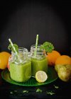 Зеленые фруктовые коктейли — стоковое фото