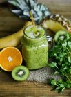 Green fruit smoothie — Stock Photo