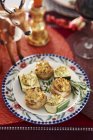 Calabacines rellenos y champiñones en plato - foto de stock