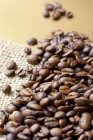 Café en grains sur jute — Photo de stock