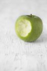 Meia-comido Avó Smith maçã — Fotografia de Stock