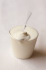 Becher Joghurt mit Löffel — Stockfoto