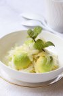 Салат из фенхеля и авокадо в миске — стоковое фото