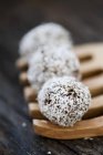 Vue rapprochée des truffes de noix de coco sur une fourchette en bois — Photo de stock