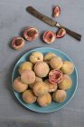 Органические персики с ломтиками — стоковое фото
