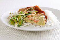 Prawn omelette with beansprouts — Stock Photo