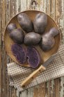 Batatas roxas com faca — Fotografia de Stock