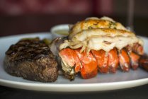 Filete mignon e lagosta — Fotografia de Stock