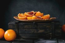 Cuñas de naranjas de sangre sicilianas - foto de stock