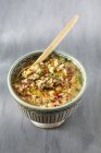 Würzige Freekah-Suppe mit Kichererbsen im Topf über grauer Oberfläche — Stockfoto