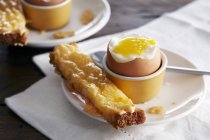 Мягкое вареное яйцо с сырным крутоном — стоковое фото