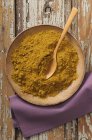Poudre de curry avec cuillère en bois — Photo de stock