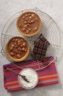 Tartaletas de chocolate con nueces - foto de stock