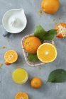 Disposizione delle arance su superficie grigia — Foto stock