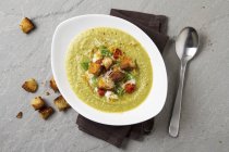 Сливки из овощного супа с гренками — стоковое фото