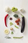 Verschiedenes Gemüse, Gewürze und Kräuter auf weißer Fläche — Stockfoto