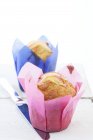 Muffins with apple wedges — Stock Photo