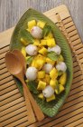 Ensalada de mango con lichis y menta - foto de stock