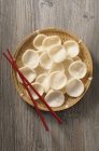 Bolachas de camarão em uma cesta de bambu — Fotografia de Stock