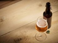 Um copo de cerveja e uma garrafa — Fotografia de Stock