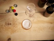 Copos de cerveja na superfície de madeira — Fotografia de Stock