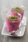 Rote-Bete-Mousse in Glasbechern — Stockfoto