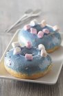 Donuts azuis na placa — Fotografia de Stock