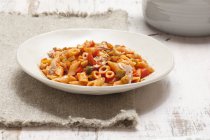 Pennette Pasta mit Tomatensauce, Gemüse und Schinken — Stockfoto