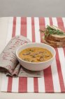 Суп из гороха с грибами и розмарином — стоковое фото