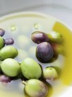Миска оливок и оливкового масла — стоковое фото