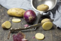 Red onions and carrots — Stock Photo