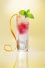 Rosafarbenes Cocktailglas — Stockfoto