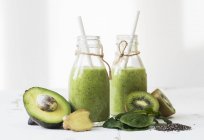 Frullati verdi con avocado in vetro — Foto stock