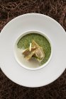 Foamy watercress soup with whitefish fillets — Stock Photo