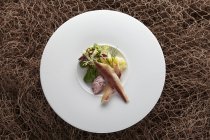 Филе белой рыбы на картофельном салате — стоковое фото