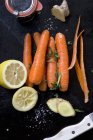 Морковь, имбирь и лимоны — стоковое фото